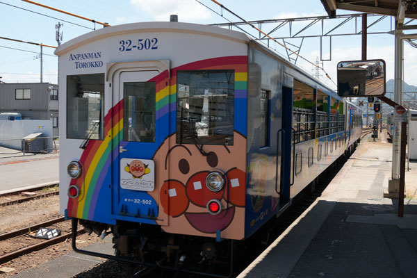 JR四国 キクハ32 多度津駅 アンパンマントロッコ 2026年